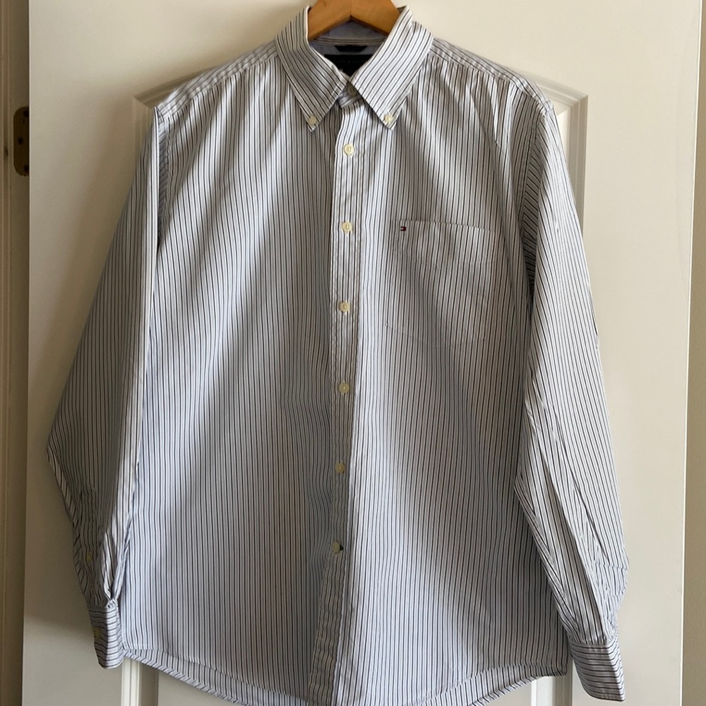 Tommy Hilfiger Men’s classic pin striped button down.  Shades of blue.  Size L.